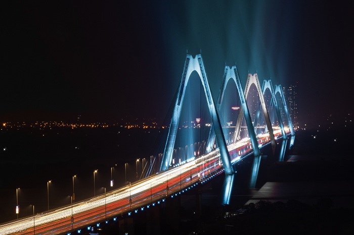 Cầu Nhật Tân được thắp sáng với màu Quốc kỳ Argentina để kỷ niệm Ngày Quốc khánh Cộng hòa Argentina cũng như thể hiện tình hữu nghị lâu dài giữa Argentina và Việt Nam